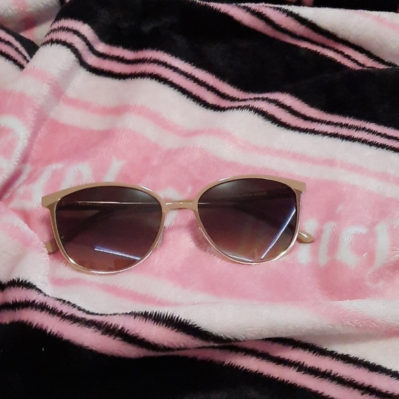 Sunglasses from LAUNDRY by DESIGN - Picture 1 of 8